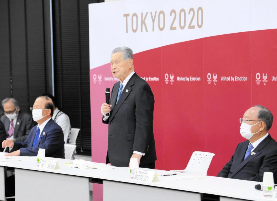 　東京五輪・パラリンピック組織委の理事会と評議員会の合同懇談会で、辞任を表明する森喜朗会長（中央）＝代表撮影