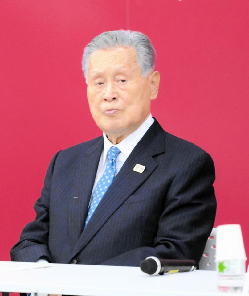 　東京五輪・パラリンピック組織委の評議員会と理事会の合同懇談会で辞意を表明し、厳しい表情を見せる森喜朗会長（代表撮影）