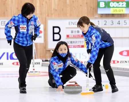 　青森ＣＡ戦でショットを放つロコ・ソラーレの藤沢（中央）。右は鈴木＝稚内市みどりスポーツパーク（（ｃ）ＪＣＡＩＤＥ）