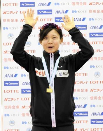 女子１５００メートルで優勝、表彰式で笑顔の高木美帆（代表撮影）