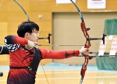 　アーチェリーの全日本室内選手権で優勝した男子の武藤弘樹＝長野市