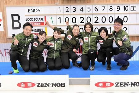優勝を喜ぶ北海道銀行の（左２人目から）小野寺、伊藤、近江谷、吉村、船山（Ｃ）ＪＣＡ　ＩＤＥ
