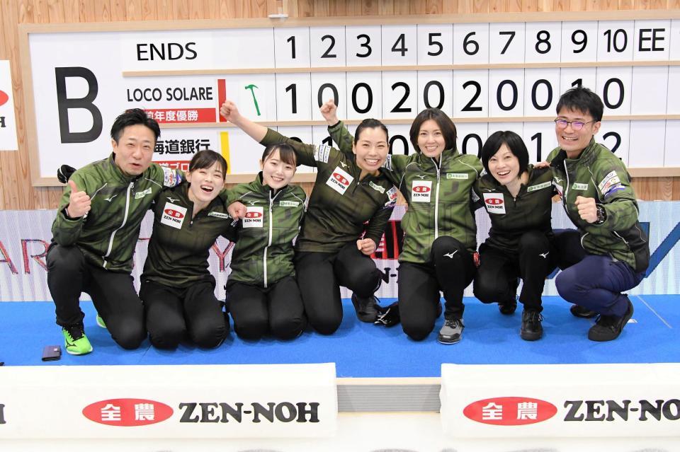 優勝を喜ぶ北海道銀行の（左２人目から）小野寺、伊藤、近江谷、吉村、船山（Ｃ）ＪＣＡ　ＩＤＥ