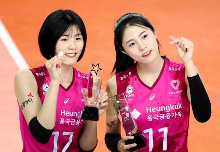 　学生時代のいじめが発覚した韓国女子バレーボール代表の李在英（左）と李多英（聯合＝共同）