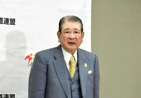 会見する全日本空手道連盟の笹川堯会長