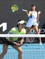　女子ダブルス準々決勝でプレーする青山（手前）、柴原組＝メルボルン（共同）