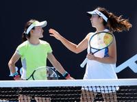 　女子ダブルス準々決勝で敗れた青山（左）、柴原組＝メルボルン（共同）