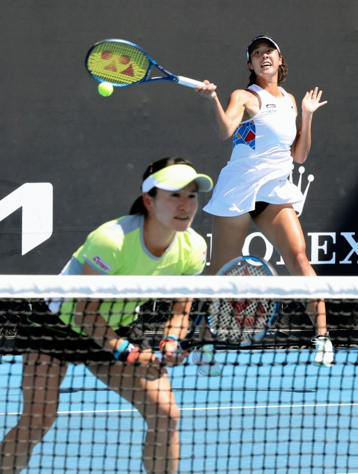 　女子ダブルス準々決勝でプレーする青山（手前）、柴原組＝メルボルン（共同）