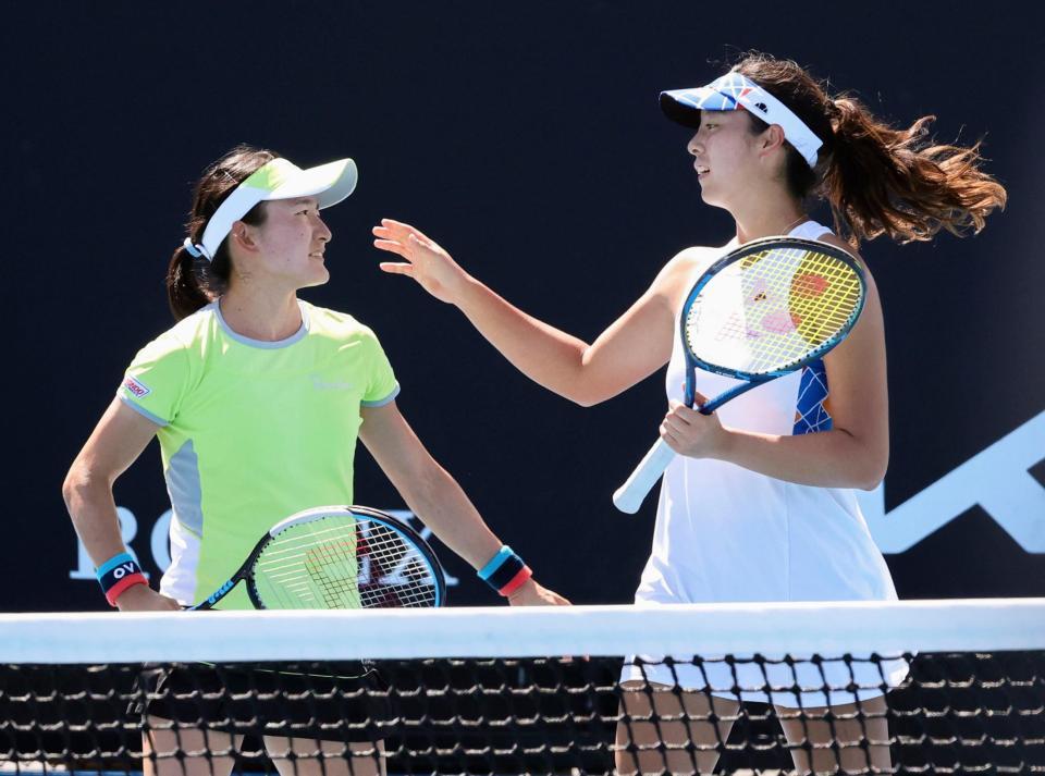 　女子ダブルス準々決勝で敗れた青山（左）、柴原組＝メルボルン（共同）