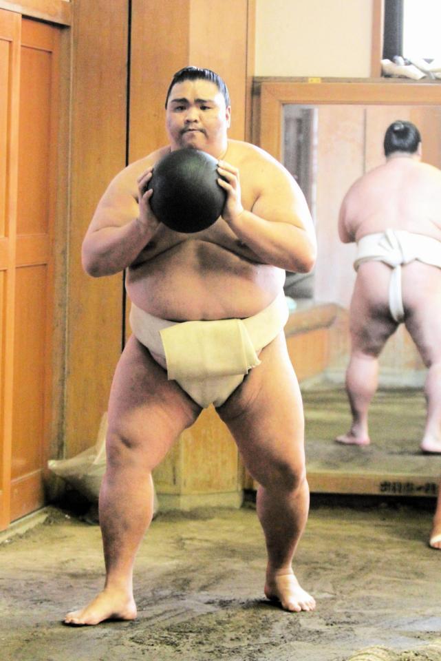 重りを持ちすり足する御嶽海（代表撮影）