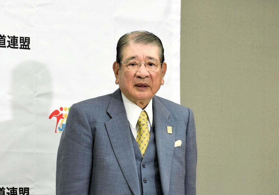 会見する全日本空手道連盟の笹川堯会長