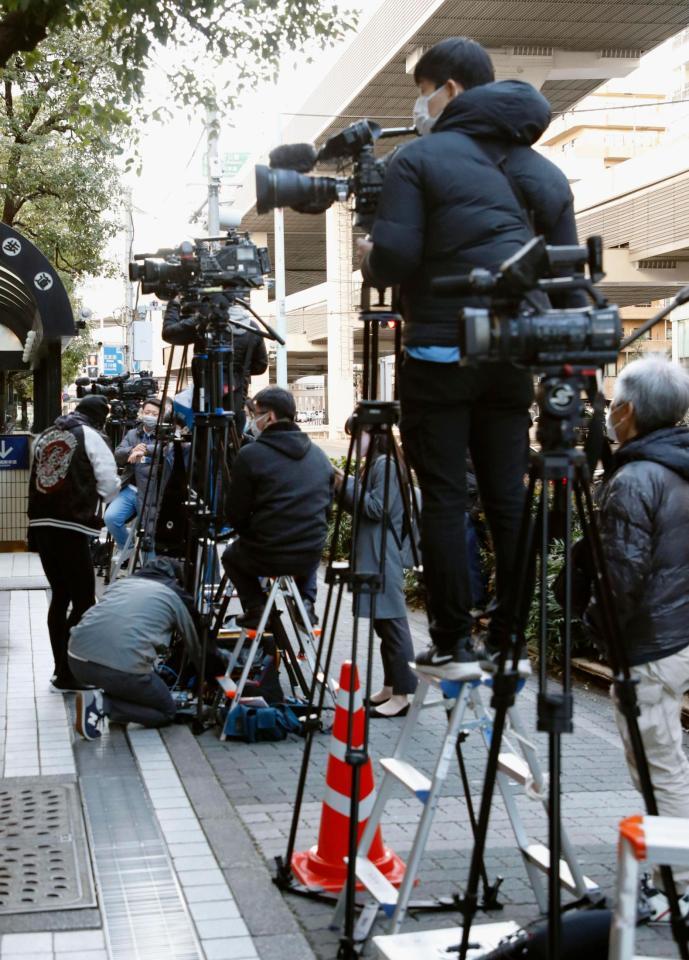 東京五輪・パラリンピック組織委の森会長の後任を選ぶ「候補者検討委員会」が開かれたとされるホテルの前に集まった報道関係者＝16日午後、東京都内