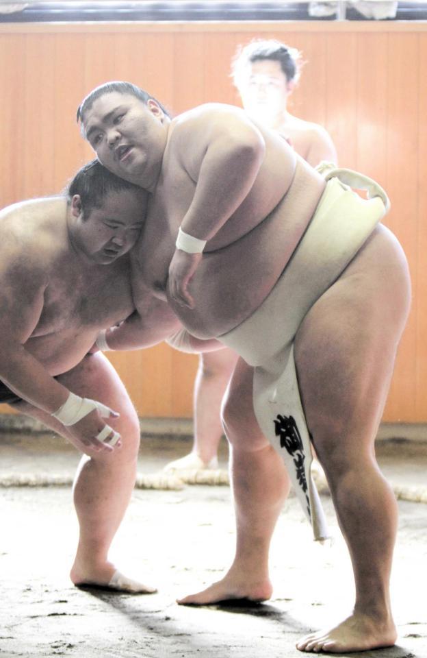 　幕下相手に相撲を取る御嶽海（右）＝代表撮影