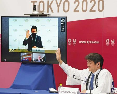 　手を振るＩＯＣのデュビ五輪統括部長（モニター）と東京五輪・パラリンピック組織委の中村英正大会開催統括（代表撮影）