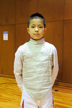 　フェンシングの小学生全国区大会で３連覇した白男川瞬選手