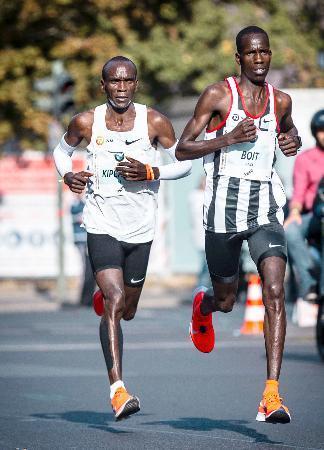 　陸上男子マラソン世界記録保持者のエリウド・キプチョゲ（左、ＮＮランニングチーム提供）