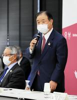 　東京五輪・パラリンピック組織委の理事会であいさつする遠藤利明会長代行（右）と河野一郎副会長（代表撮影）