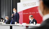 　東京五輪・パラリンピック組織委の理事会であいさつする遠藤利明会長代行（中央左）＝代表撮影