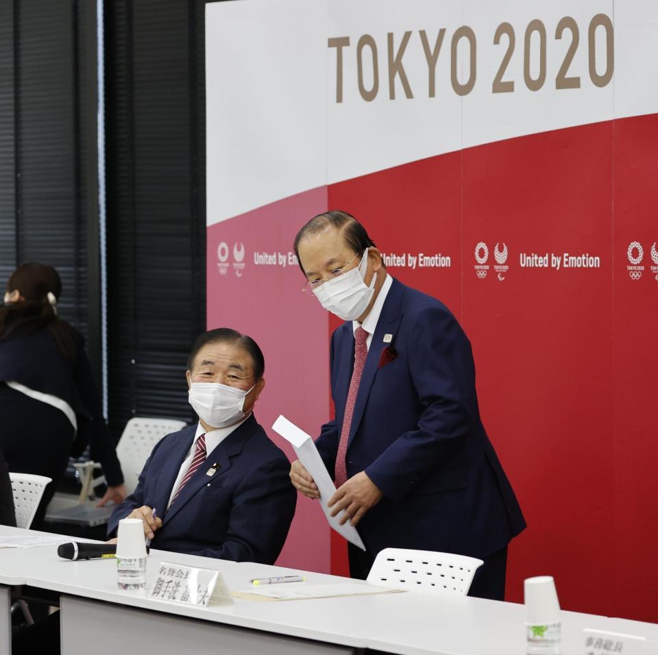 東京五輪・パラリンピック組織委の理事会に臨む遠藤利明会長代行（左）と武藤敏郎事務総長＝東京都中央区（代表撮影）