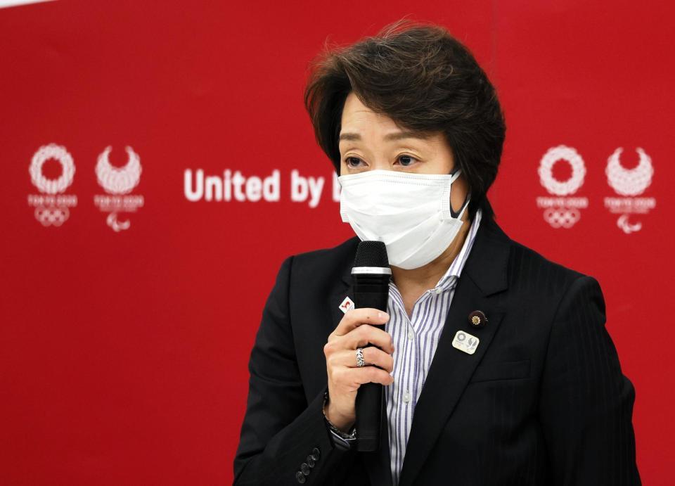 　東京五輪・パラリンピック組織委の理事会で新会長として承認され、あいさつする橋本聖子氏（代表撮影）