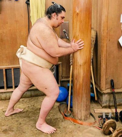 テッポウを打つ魁聖（日本相撲協会提供）