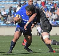 前半、突進するパナソニック・稲垣啓太（左）＝秩父宮ラグビー場（撮影・三好信也）