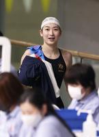 女子１００メートルバタフライ決勝のレースを終え、引き揚げる池江璃花子＝東京辰巳国際水泳場（代表撮影）
