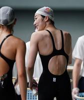 女子１００メートルバタフライ決勝を終え笑顔の池江璃花子＝東京辰巳国際水泳場（代表撮影）