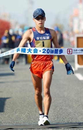 　男子２０キロ　１時間１７分２０秒の大会新記録で２連覇を果たした山西利和＝神戸市