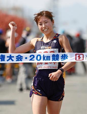 　女子２０キロ　１時間３０分４５秒で初優勝した藤井菜々子＝神戸市