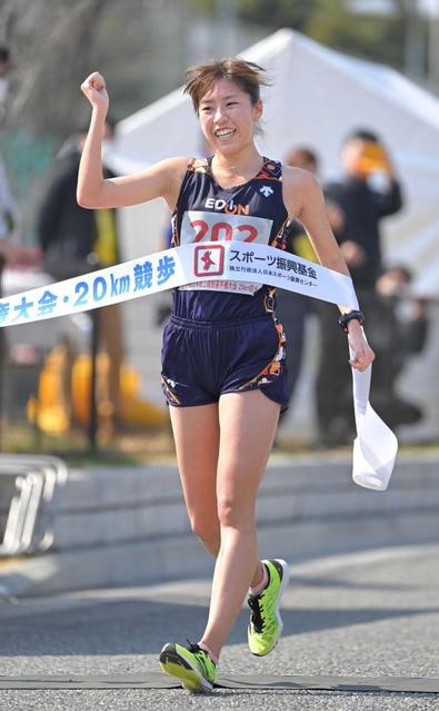 藤井菜々子が初Ｖ　岡田７連覇阻止「今まで勝てたことがない。素直にうれしい」
