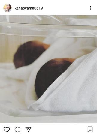 双子の赤ちゃんの写真を投稿した大山加奈さんのインスタグラム@kanaoyama0619より