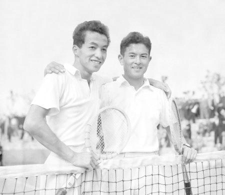 　加茂公成選手（右）と肩を組む宮城淳選手＝１９５４年１０月