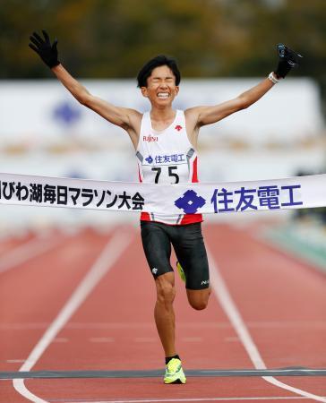 　２時間４分５６秒の日本新記録をマークし、優勝した鈴木健吾＝大津市皇子山陸上競技場