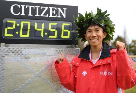 　びわ湖毎日マラソンで、日本選手として初の２時間４分台となる２時間４分５６秒の日本新記録を樹立し、笑顔でポーズをとる鈴木健吾＝２８日、大津市皇子山陸上競技場（代表撮影）