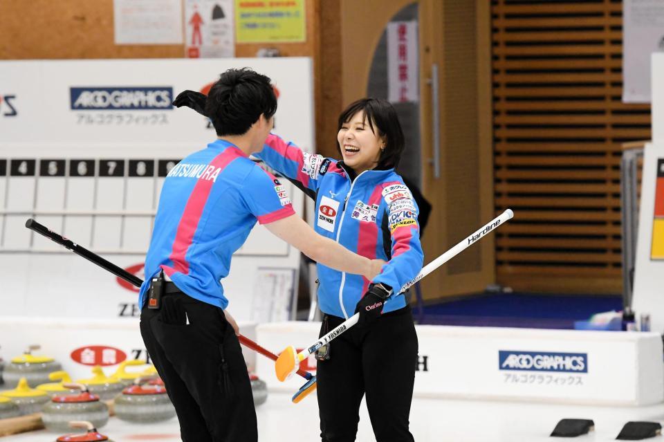 優勝を決め抱き合う（左から）松村雄太、吉田夕梨花（（Ｃ）ＪＣＡ　ＩＤＥ）