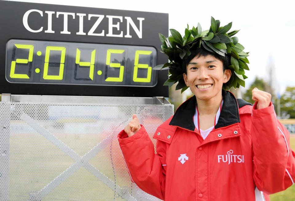 ２時間４分５６秒の日本新記録で優勝し、笑顔を見せる鈴木健吾＝大津市の皇子山陸上競技場で２０２１年２月２８日（代表撮影）