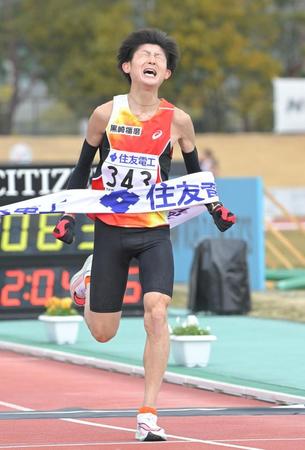 　３位でフィニッシュする細谷恭平＝皇子山陸上競技場（撮影・高部洋祐）