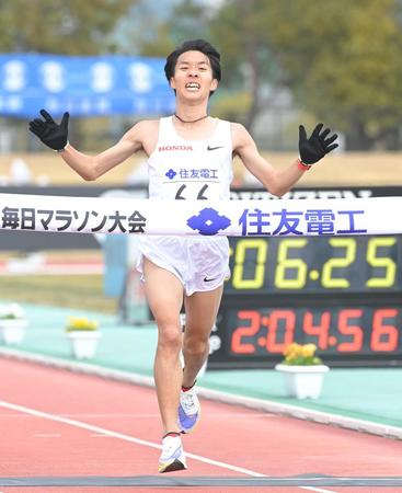 　２位でゴールする土方英和＝皇子山陸上競技場（撮影・高部洋祐）