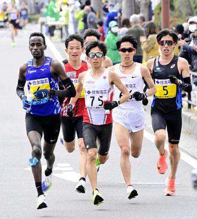 　３２キロ付近、先頭集団で力走する優勝した鈴木健吾（中央）、２位の土方英和（右から２人目）、４位の井上大仁（左から２人目）ら（代表撮影）