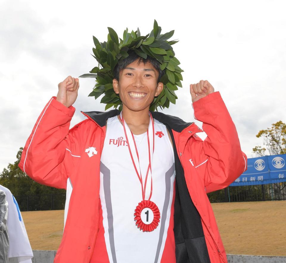 優勝し、笑顔でポーズを決める鈴木健吾＝２月２８日