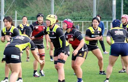 　ラグビー女子１５人制の合宿で、練習する選手たち＝１日、和歌山県上富田町（日本ラグビー協会提供）