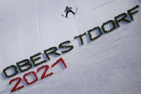 　ノルディックスキーの世界選手権、ジャンプ女子個人ラージヒルで飛躍する高梨沙羅＝３日、オーベルストドルフ（ゲッティ＝共同）