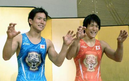 　五輪用のシングレットを着てポーズをとるレスリング五輪代表の湯元健一（右）と進一の双子の兄弟＝２０１２年７月、和歌山市