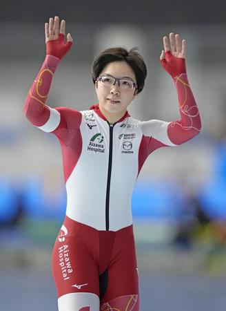 　女子５００メートルで優勝し、観客の拍手に応える小平奈緒