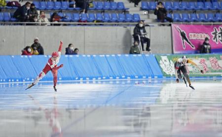 　女子５００メートルで優勝した小平奈緒（左）。右は３位に入った郷亜里砂