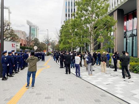 　東京五輪中止を求めるデモが行われ、騒然とするＪＯＣの入るビル前＝都内