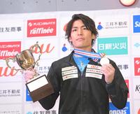 　日本新記録で優勝し、カップとメダルを手に記念写真に納まる楢崎智亜（撮影・高部洋祐）