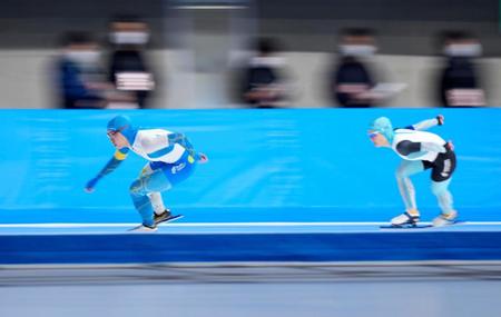 女子１０００メートルで優勝した小平奈緒。右は２位の山田梨央＝ＹＳアリーナ八戸