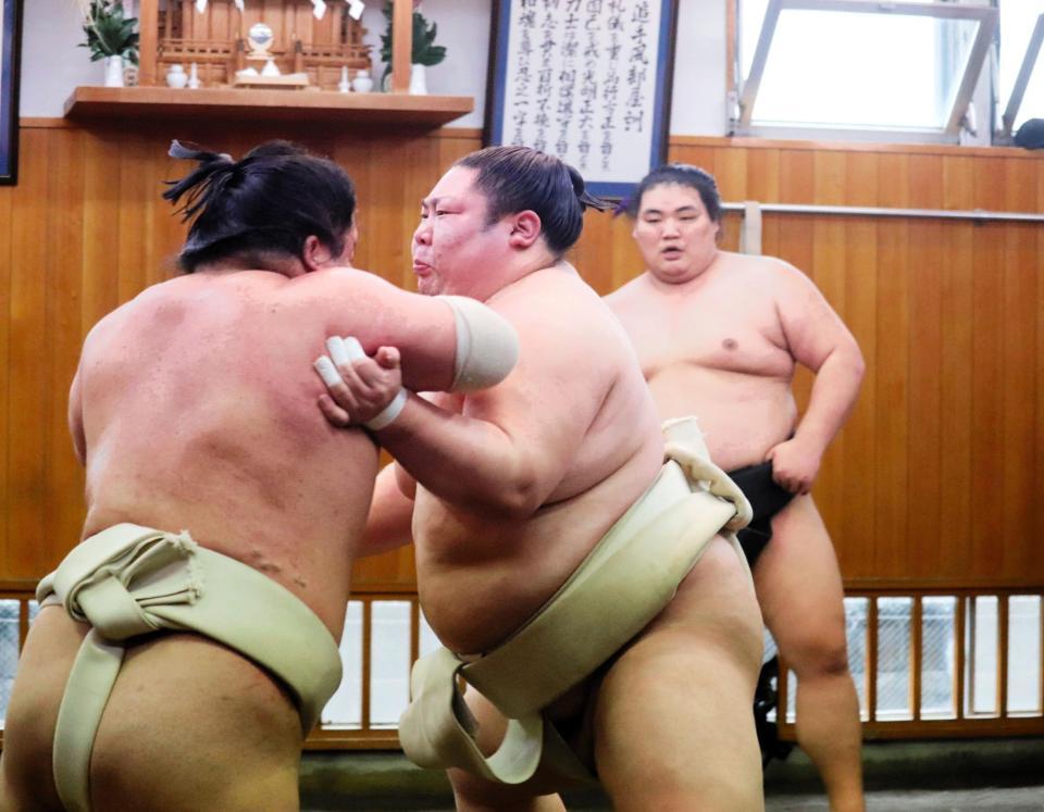 左からおっつける剣翔（右）＝日本相撲協会提供